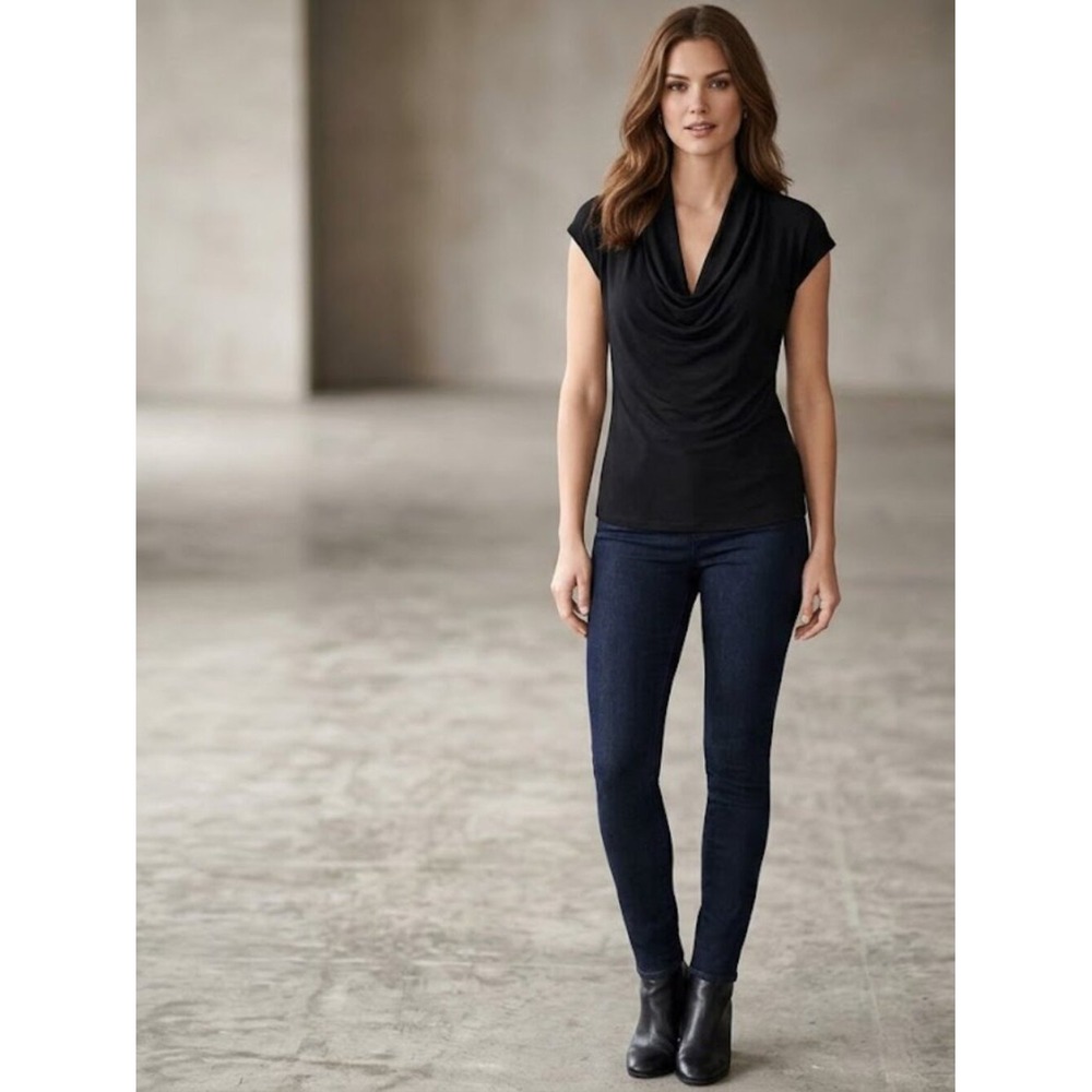 White‎ House Black Market Black Top  Medium